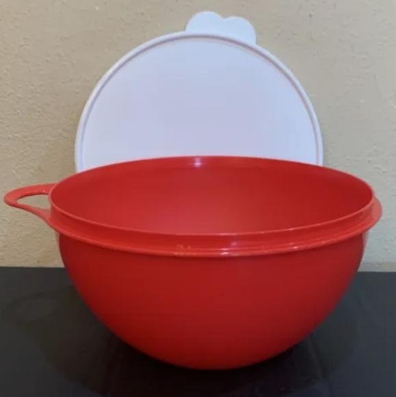 Tupperware Thatsa Mixing Bowl Medium Holidays Red & White Color 19 Cup capacity! - Picture 5 of 11